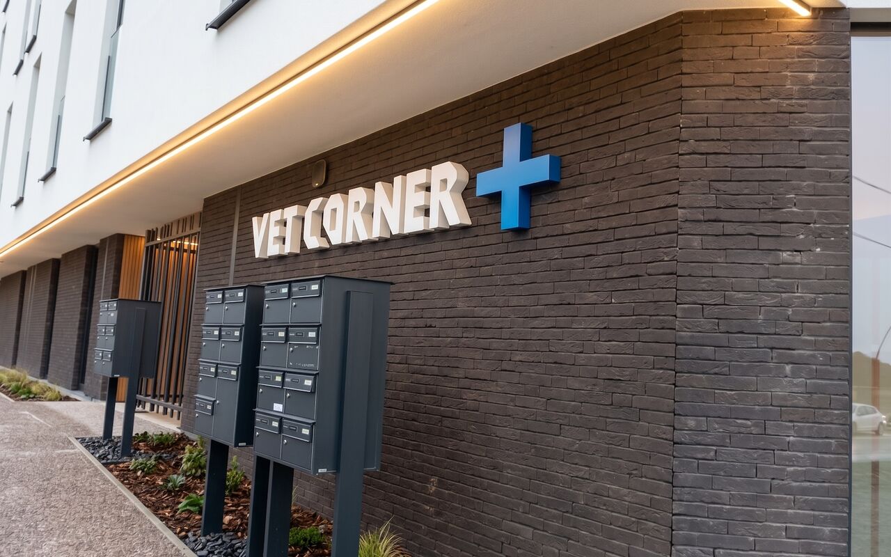 VETCORNER-logo op de gevel van de praktijk in Halle